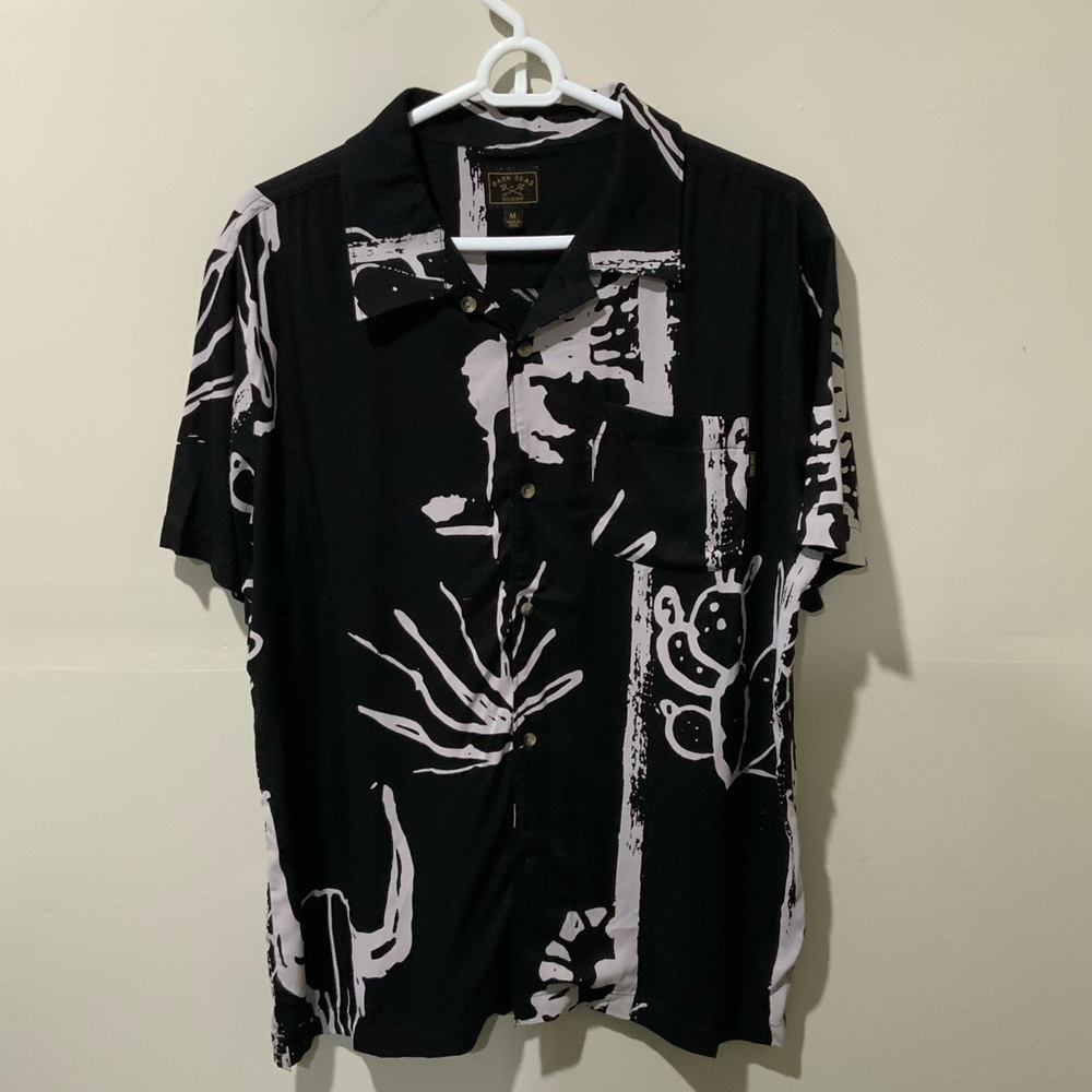 Dark Seas Division button down shirt Size M